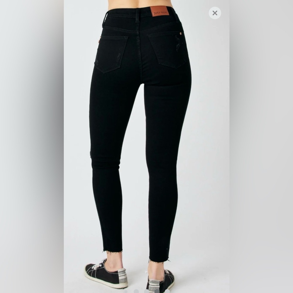 Judy Blue Mid-rise Distressed Skinny Jeans w/Raw Hem in Black, Size 25
